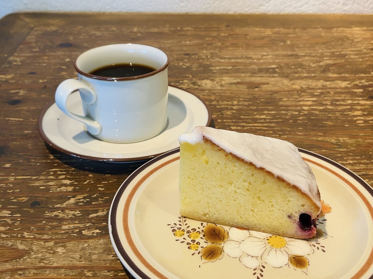 唐橋前にあるカフェジンタのケーキ