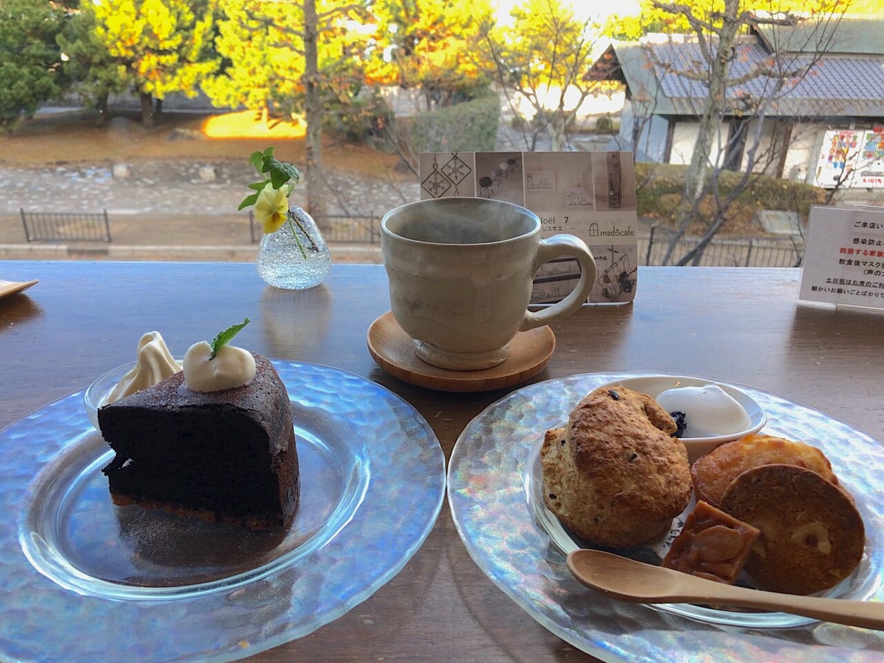 島ノ関にあるマドカフェでいただいたガトーショコラと焼き菓子とコーヒー。