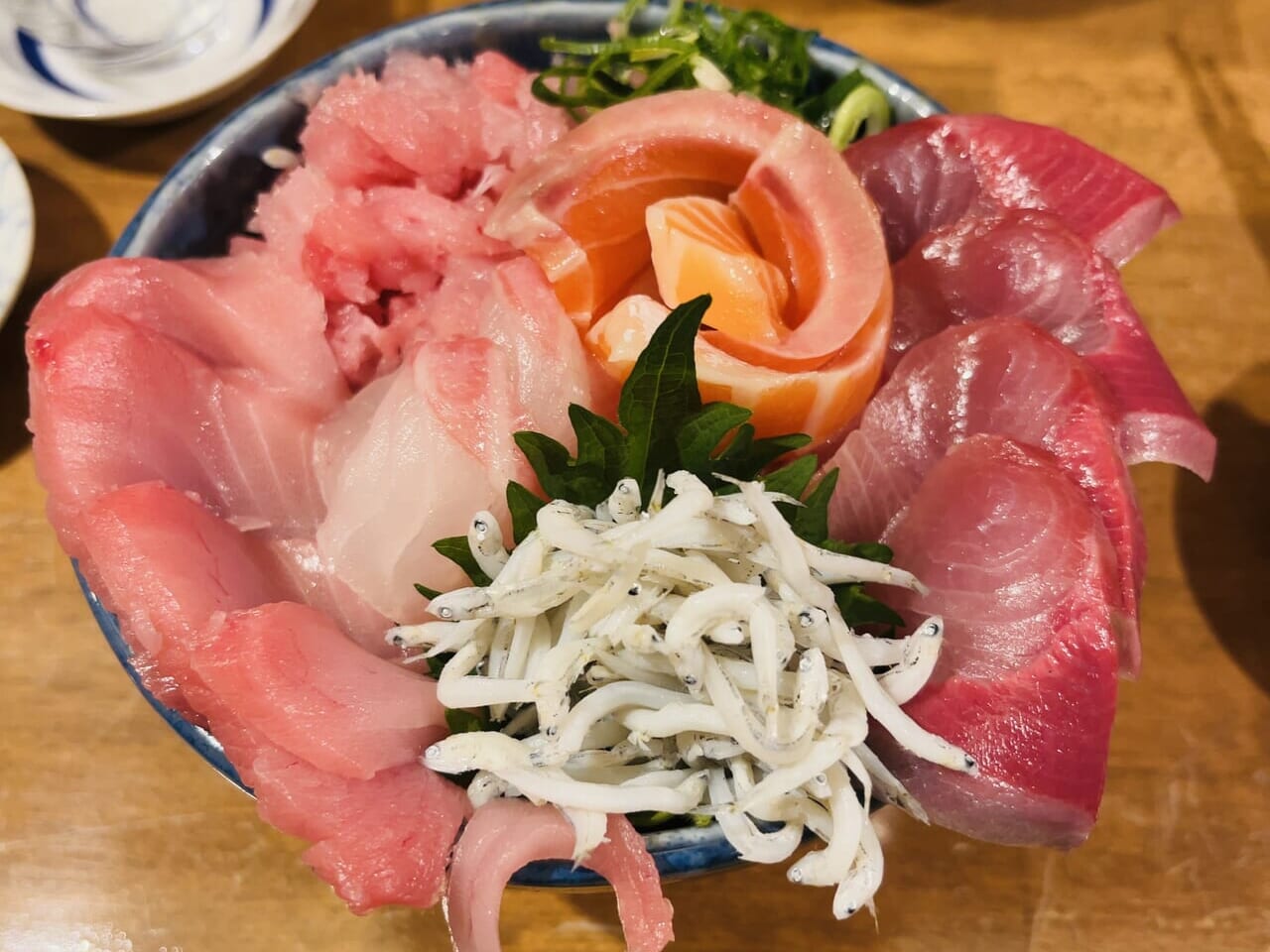 瀬田にある梅Barの海鮮丼。新鮮なお刺身がたっぷり乗っている