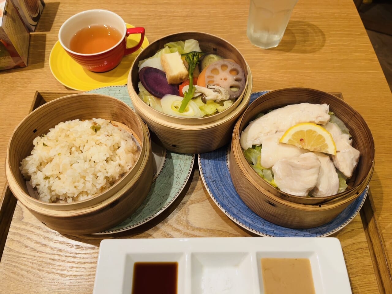 SPOON瀬田店の鶏のせいろ蒸し。ご飯とお野菜がついて2100円