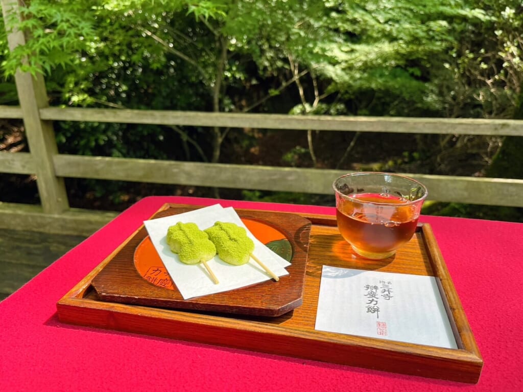 三井寺境内でのみいただける辨慶力餅の様子。緑色の粉がかかっている