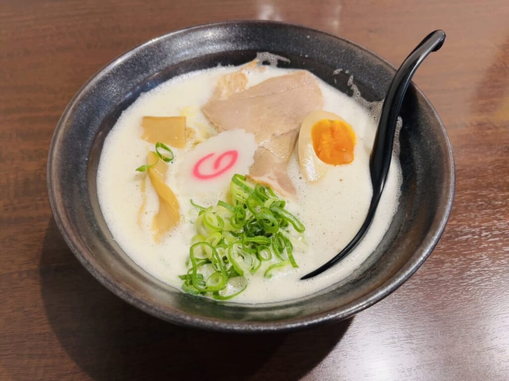 瀬田にあるラーメン屋さんたに鶏の濃厚白ラーメン。スープが真っ白で印象的