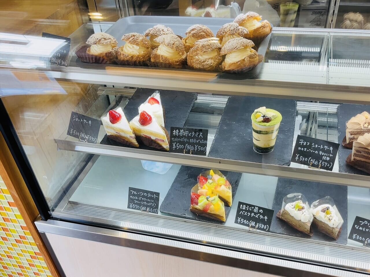 和邇駅近くの「パンとケーキのお店fuwari」の店内のケーキ用ショーケース