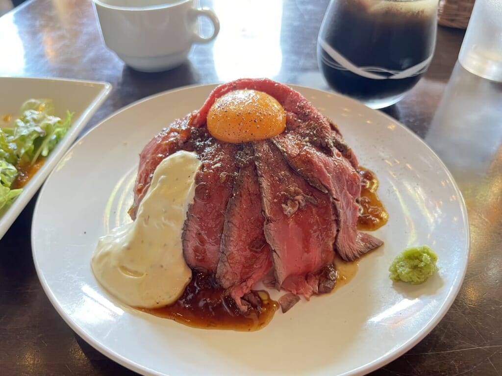 モダンミール大津のローストビーフ丼