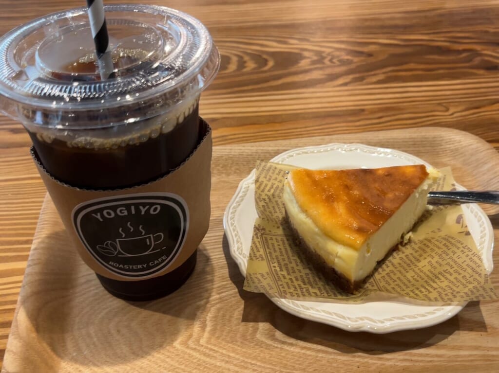 浜大津のコーヒー屋さんyogiyoでいただいたアイスコーヒーとチーズケーキ