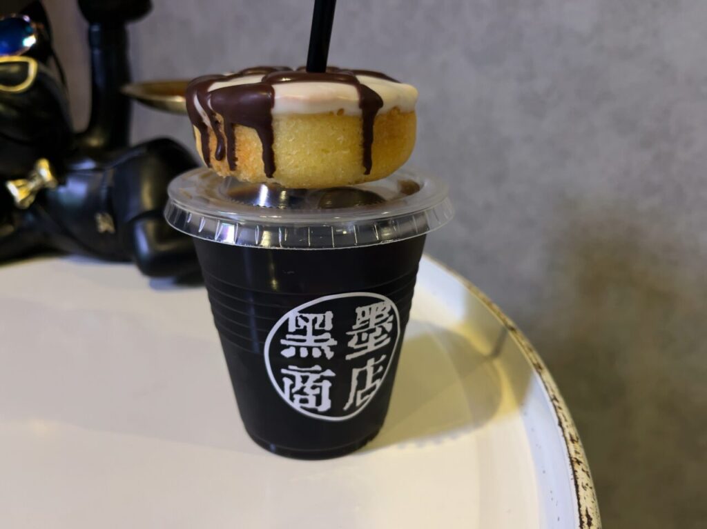 黒墨商店のドーナツとコーヒー