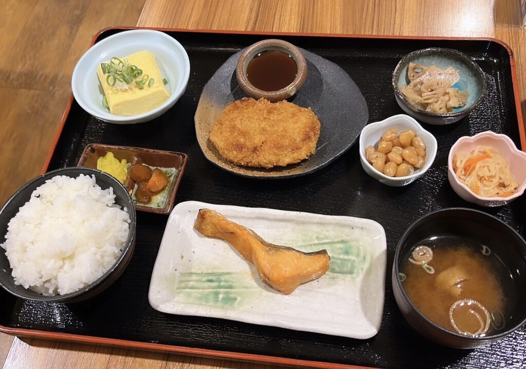 湖の駅おいしやでいただいた湖の駅御膳(うみのえきごぜん)の様子。びわますの切り身や近江牛コロッケをいただける