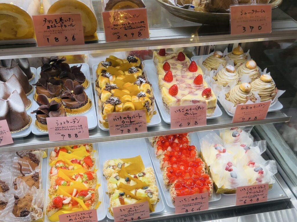 おごと温泉のケーキ屋さん「メゾンローズ」のケーキが並んだショーケース