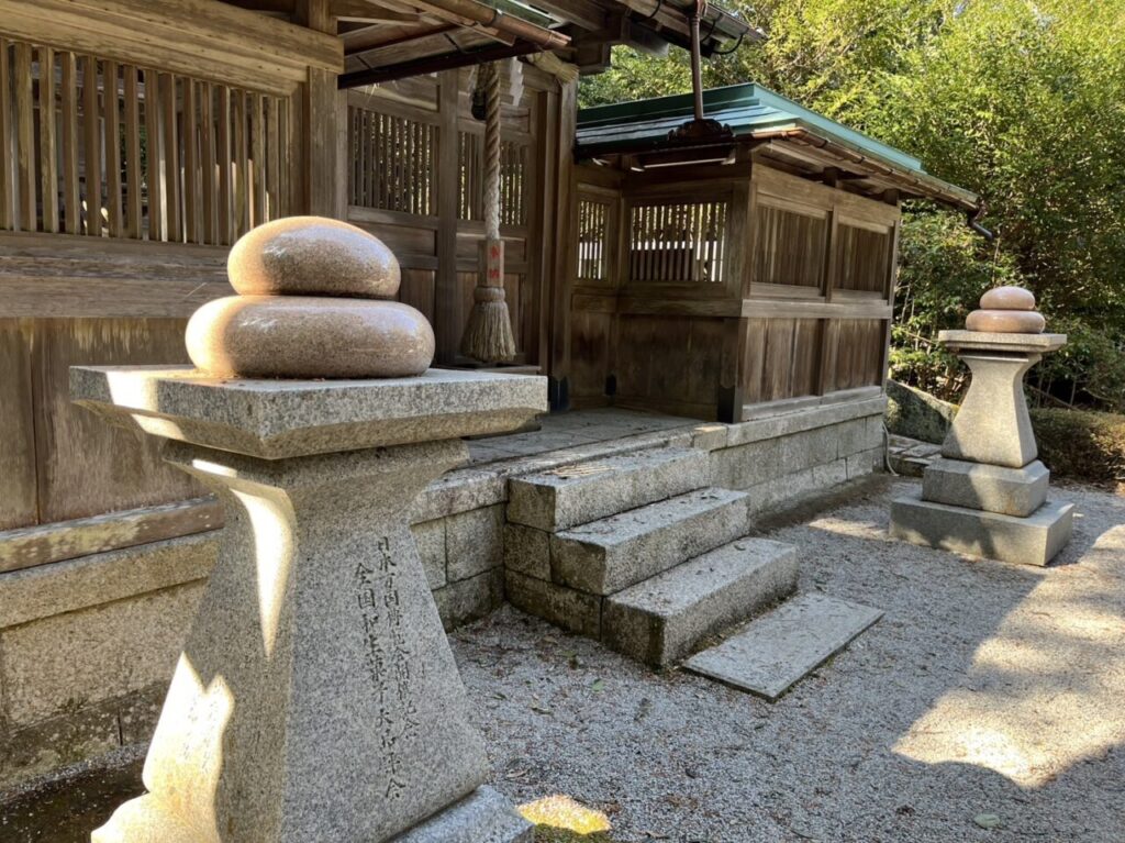 小野神社で見ることができるお餅型の石